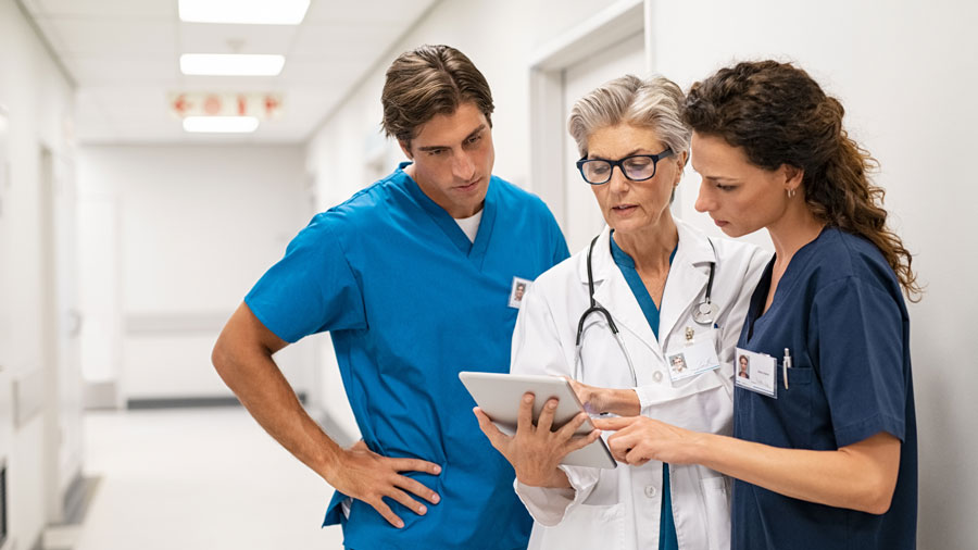 Doctors discussing medical diagnosis